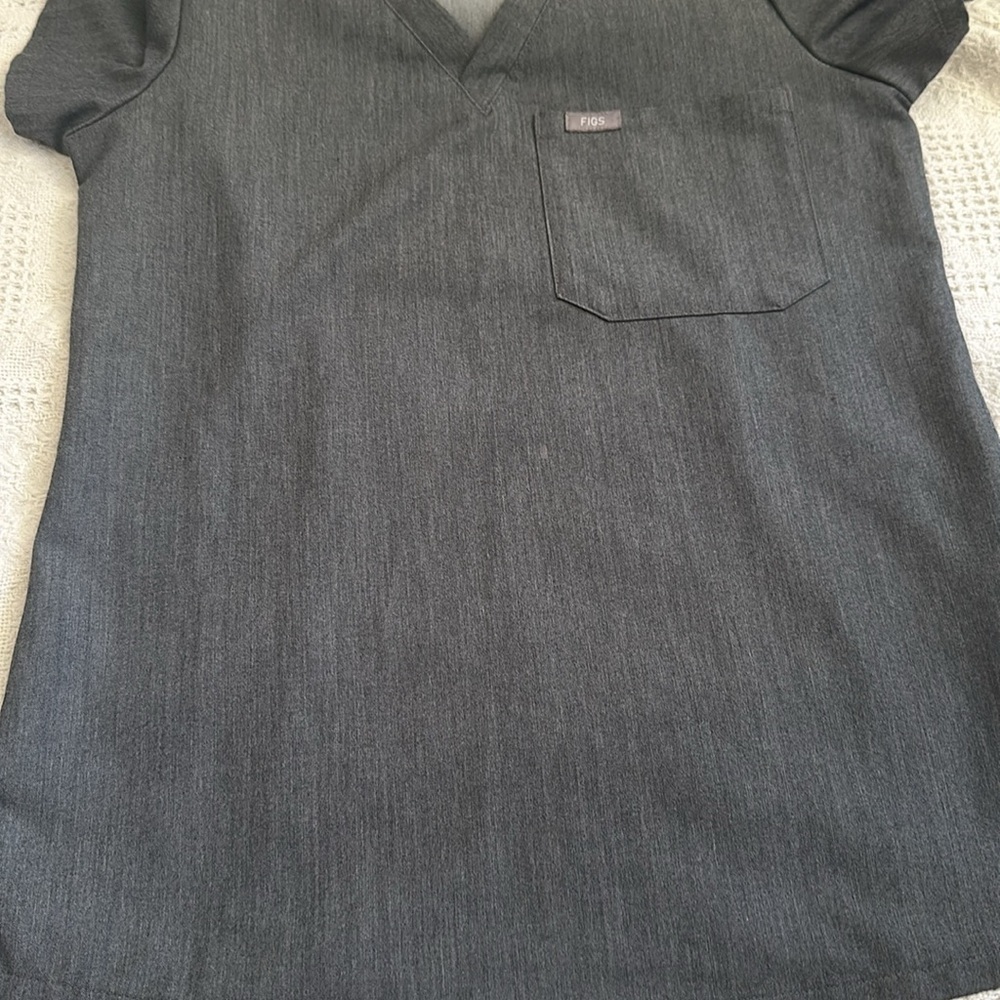 Figs women’s Catarina one pocket top in Graphite - Picture 8 of 8
